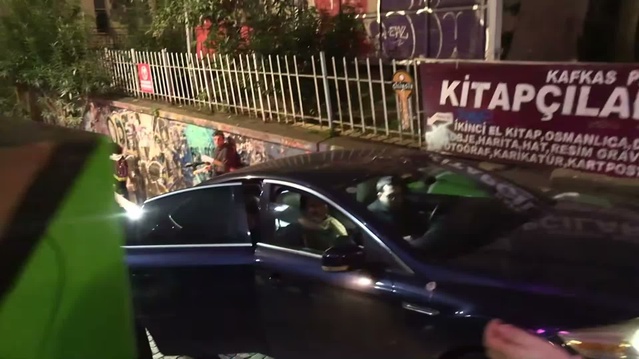 Kadıköy Lisesi'nde pankart astıkları için tutuklanan iki üniversiteli tahliye edildi