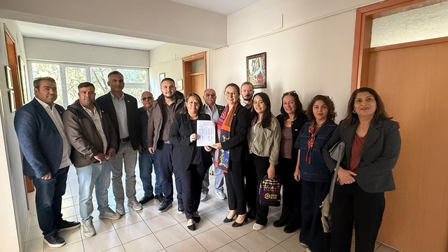 Yeni Parti Kula İlçe Başkanlığına yeniden seçilen Esen Çınar mazbatasını aldı
