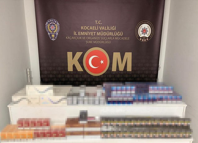 Kocaeli Derince'de araçta 1410 paket kaçak sigara bulundu, 1 şüpheli yakalandı