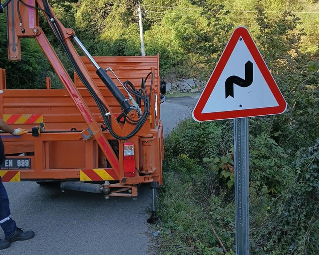 Düzce İl Özel İdaresi, Gölyaka Yeşilova'da trafik levhalarını yerleştirdi