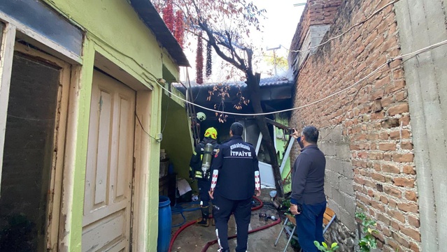 Aydın Nazilli'de yangında ev kullanılamaz hale geldi, 86 yaşındaki adam kendi çıktı