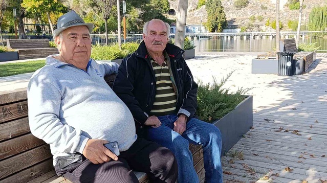 Denizli Çivril'de Işıklı Millet Bahçesi yazdan kalma havada ziyaretçileri ağırladı