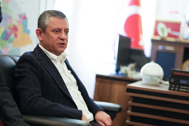 Özgür Özel, ev hapsindeki gazeteciler ile tutuklu gazetecilerin ailelerini aradı