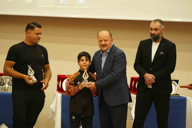Kastamonu'da 42 sporcu ve 12 takım Amatör Spor Haftası töreninde ödül aldı