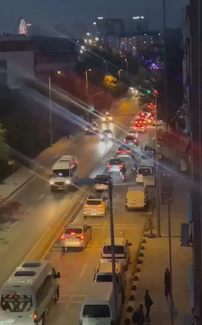 Bayrampaşa'da yol çöktü. Mahsur kalanlar var