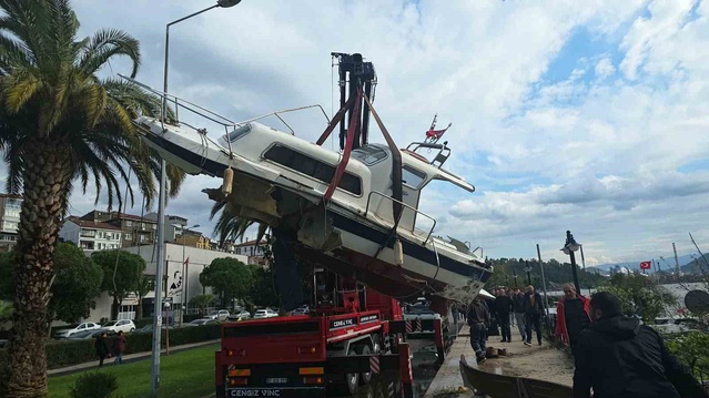 Fırtına sonrası batan Kuzey Yıldızı teknesi Zonguldak Ereğli'de kurtarıldı