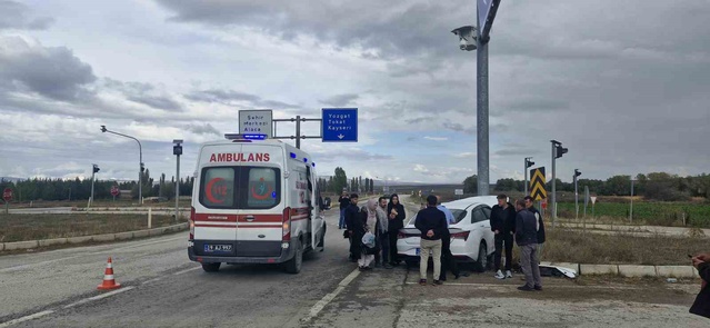 Çorum Alaca'da kavşakta minibüsle çarpışan otomobildeki 6 kişi yaralandı