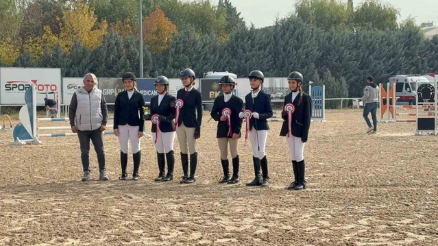 Kastamonu Üniversitesi binicilik ekibi Red Pony Kupası'nda iki birincilik kazandı