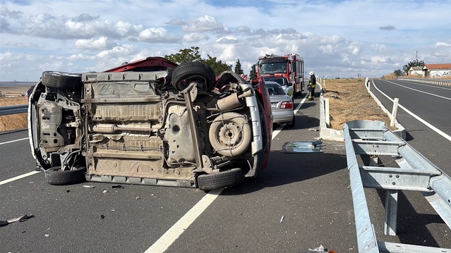 Çorlu'da refüje çarpan otomobile arkadan gelen araç takla attı, 4 kişi yaralandı