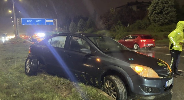Eskişehir çevreyolunda kaygan yolda otomobil motosikletle çarpıştı, 1 kişi yaralandı