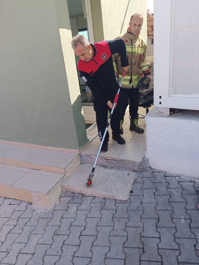 Hatay Yayladağı'nda eve giren yılan itfaiye ekiplerince yakalanıp doğaya bırakıldı