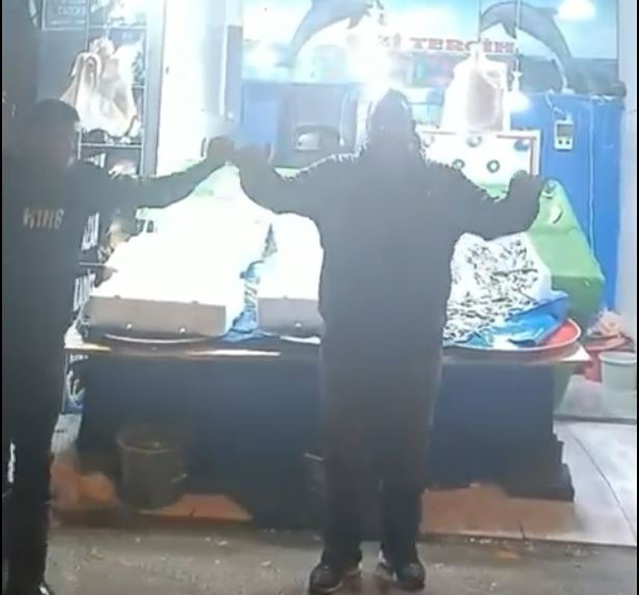 Polatlı'da 500 kasa palamut satan balıkçı, çalışanlarıyla yağmur altında halay çekti