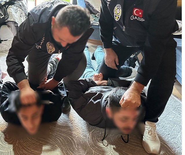 7 kilo altın ve 35 bin euro çaldılar! Bir de böyle poz verdiler