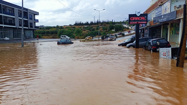 Mersin Silifke'de sağanak ev ve iş yerlerini su bastı, MESKİ müzede tahliye başlattı
