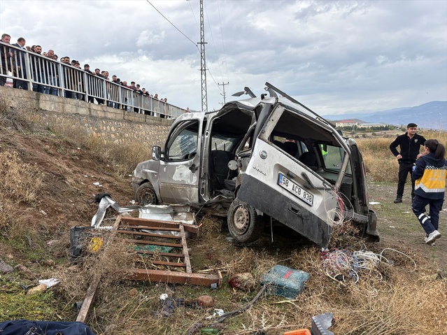 Sivas Suşehri'nde hafif ticari araç devrildi, 3'ü ağır 5 kişi yaralandı
