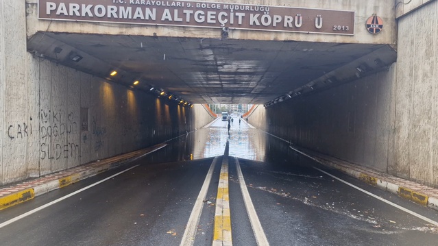 Diyarbakır'da sağanak sonrası alt geçidi su bastı, Çermik'te 2 köprü çöktü