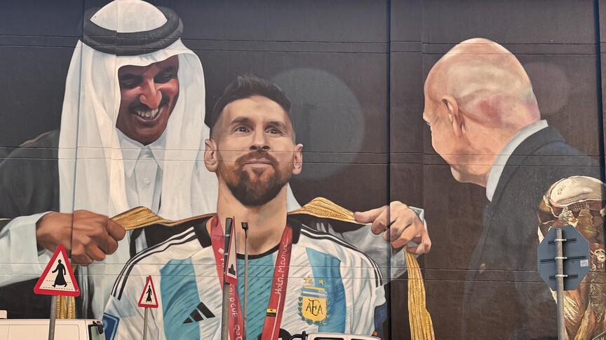 Messi'nin Dünya Kupası zaferi Katar'da dev duvar resmiyle ölümsüzleştirildi