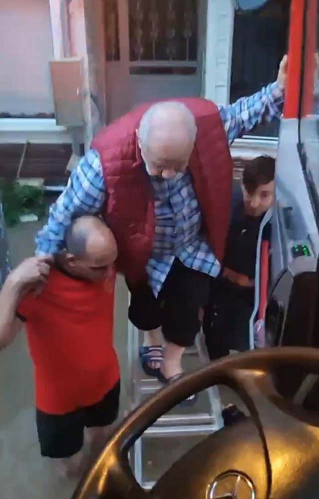 Sakarya Karasu'da sel ev ve ahırları yıktı, mahsur kalan 80 yaşındaki adam kurtarıldı
