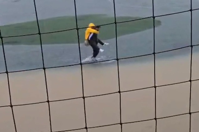 İstanbul'da selde 4 kişi öldü, Ayazağa'da spor hocası çocukları sırtında taşıdı