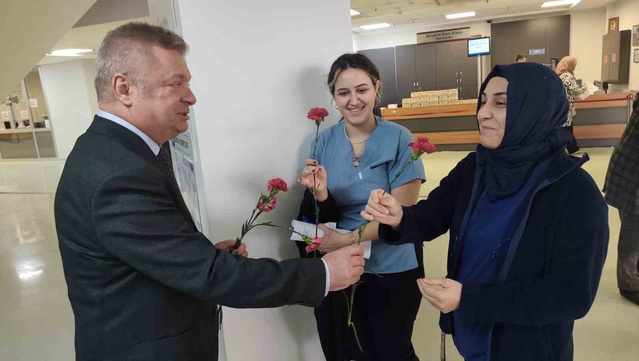 Hafsa Sultan Hastanesi'nde karanfil ve broşür dağıtılarak hasta hakları anlatıldı