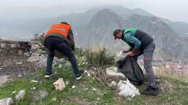 Amasya'da iki kardeş, 29 Ekim için 8 torba atık toplayıp Türk bayrağı açtı