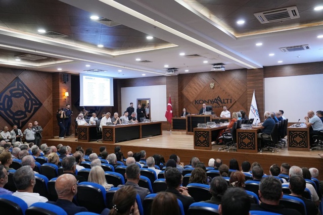 CHP'den istifa eden Kotan'ın katıldığı Konyaaltı Meclisi'nde sözlü tartışma yaşandı