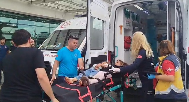 Mersin Tarsus'ta 2 TIR ve minibüs zincirleme kazaya karıştı; 11 kişi yaralandı