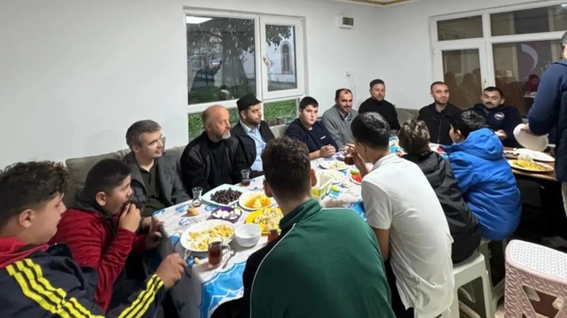 Sinop Erfelek'te İlçe Müftüsü Bor, gençlerle sabah namazı sonrası kahvaltıda buluştu