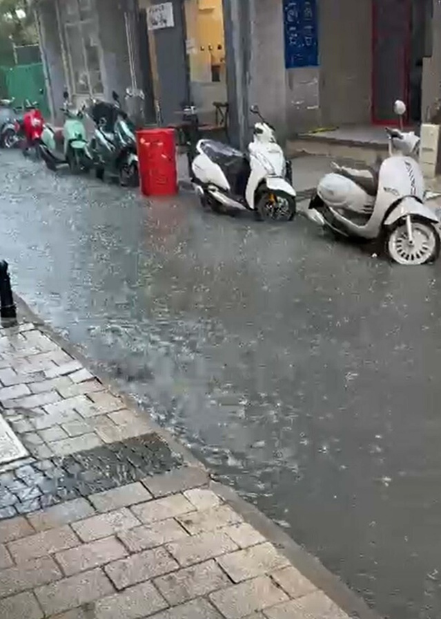 Çanakkale'de sağanak nedeniyle cadde ve sokaklar göle döndü, pazar esnafı zor anlar yaşadı