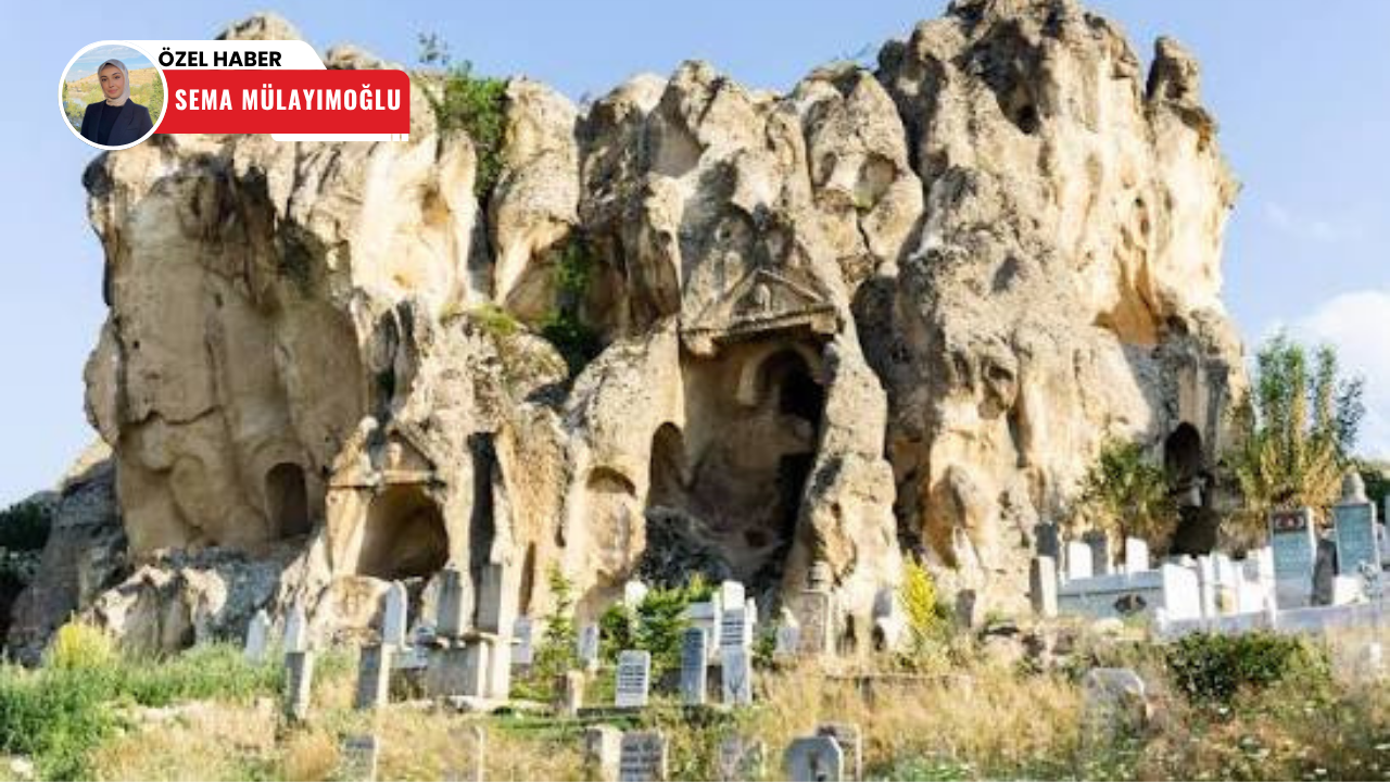 Ayazini’de dikkat çeken mezarlık: Farklı yönlere bakıyor
