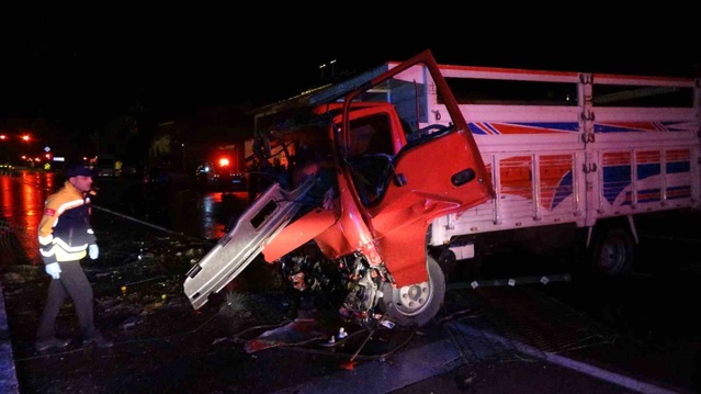Manavgat'ta refüjü aşan kamyon 2 otomobile çarptı, 3 kişi yaralandı