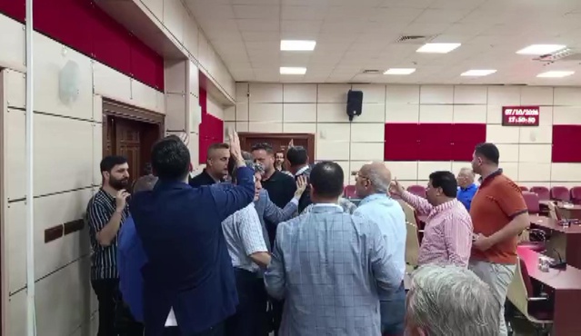 Yüreğir Belediye Meclisi'nde CHP'li iki üye arasında 'satılıksın' tartışması çıktı