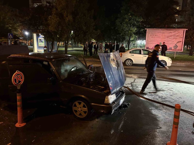Kayseri Melikgazi'de seyir halindeki otomobilin motoru alev aldı, itfaiye söndürdü