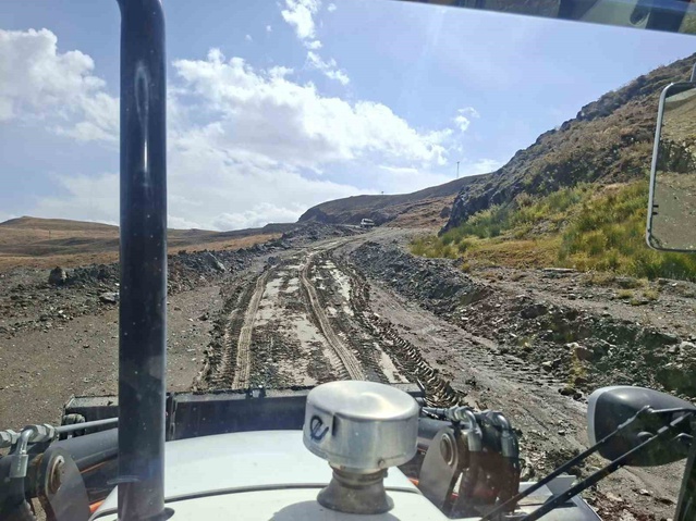 Hakkari'de Berçelan yolunda çamura saplanan kamyonetteki 5 kişi kurtarıldı