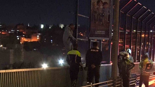 Haliç Köprüsü'nde intihar girişiminde bulunan kişi 2 saatlik müzakereyle ikna edildi