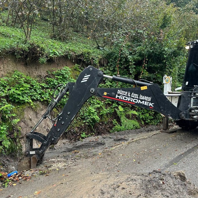 Düzce İl Özel İdaresi ekipleri Kaynaşlı'nın Tavak Köyü'nde tıkanan menfezleri temizledi