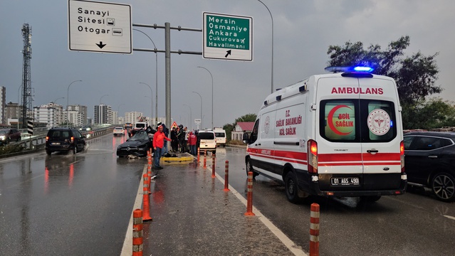 Adana Seyhan'da kaygan yolda otomobil direğe çarptı, 33 yaşındaki sürücü kurtulamadı