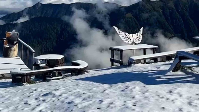 Rize'de Çamlıhemşin ve İkizdere yaylalarına kar yağdı, yaylacılar dönüşe geçti