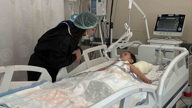 Ablasının oynadığı cevizi yutan bebek ECMO'ya bağlandı: Ceviz akciğerinden parça parça alındı