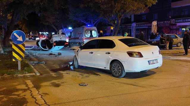 Konya Karatay'da iki otomobil çarpıştı, takla atan araçtakiler ayakta tedavi edildi