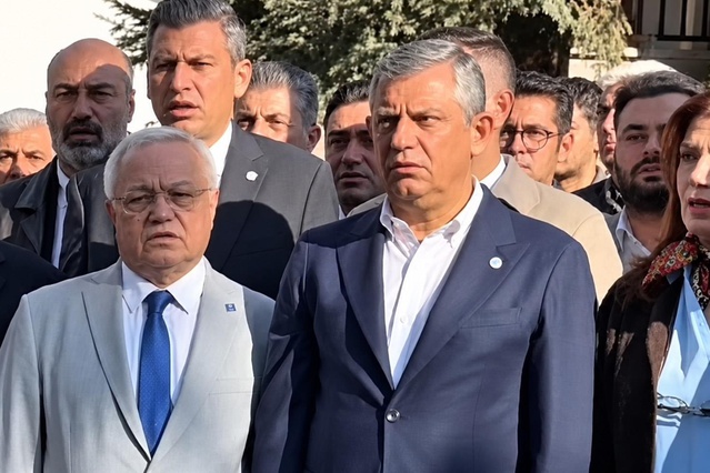 Ankara'daki törende İstiklal Marşı sırasında bir kadın çığlık attı, Özgür Özel şaşırdı