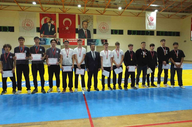 Burhaniye'de Cumhuriyet Kupası Turnuvası voleybol finaliyle tamamlandı