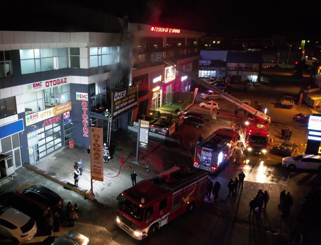 Erzurum Yakutiye'de sanayi sitesindeki yangın çevreye sıçramadan söndürüldü