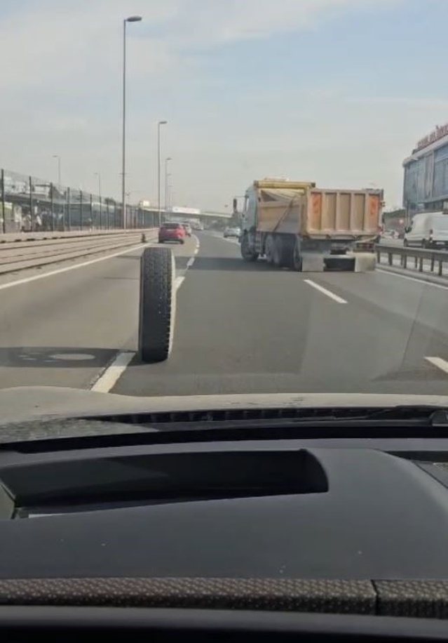 E-5'te kamyonun iki tekerleği kısa aralıklarla yerinden çıktı, o anlar kamerada