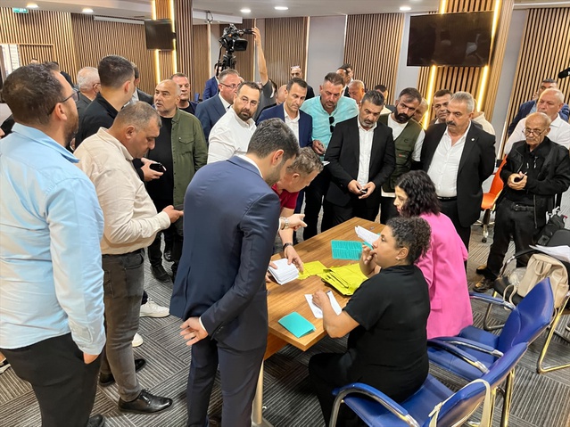 Tarsus Ticaret Borsası'nda 143'er oy eşitliği 14 meclis üyesi için kuraya gitti