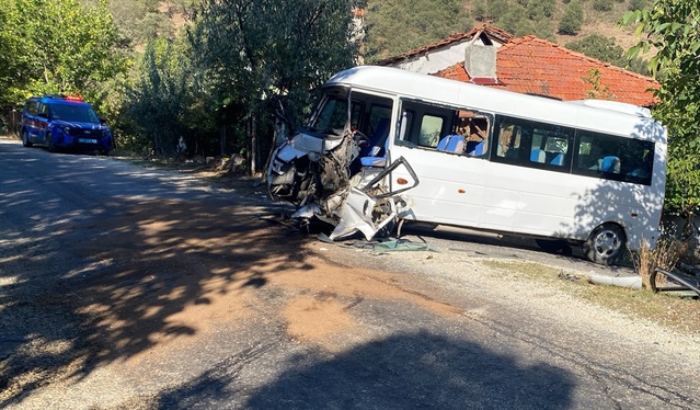 Uşak'ta kamyonla çarpışan öğrenci servisindeki 5 öğrenci yaralandı.