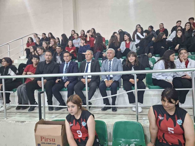 Sarıgöl'de eğitim yöneticileri voleybol turnuvası izledi, pansiyonda yemek dağıttı