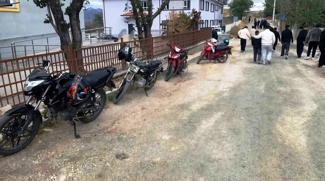 Kütahya Emet'te polis okul çevresini denetledi, kuralsız motosiklet yediemine çekildi
