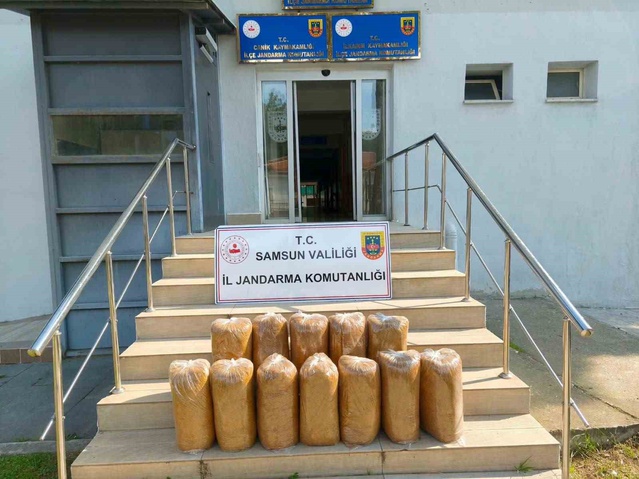 Samsun Atakum'da jandarma bir aracı durdurdu, 60 kilo kaçak tütün ele geçirildi