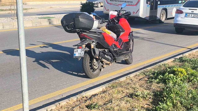 Muğla Menteşe'de motosiklet ile otomobil çarpıştı, 1 kişi yaralandı.